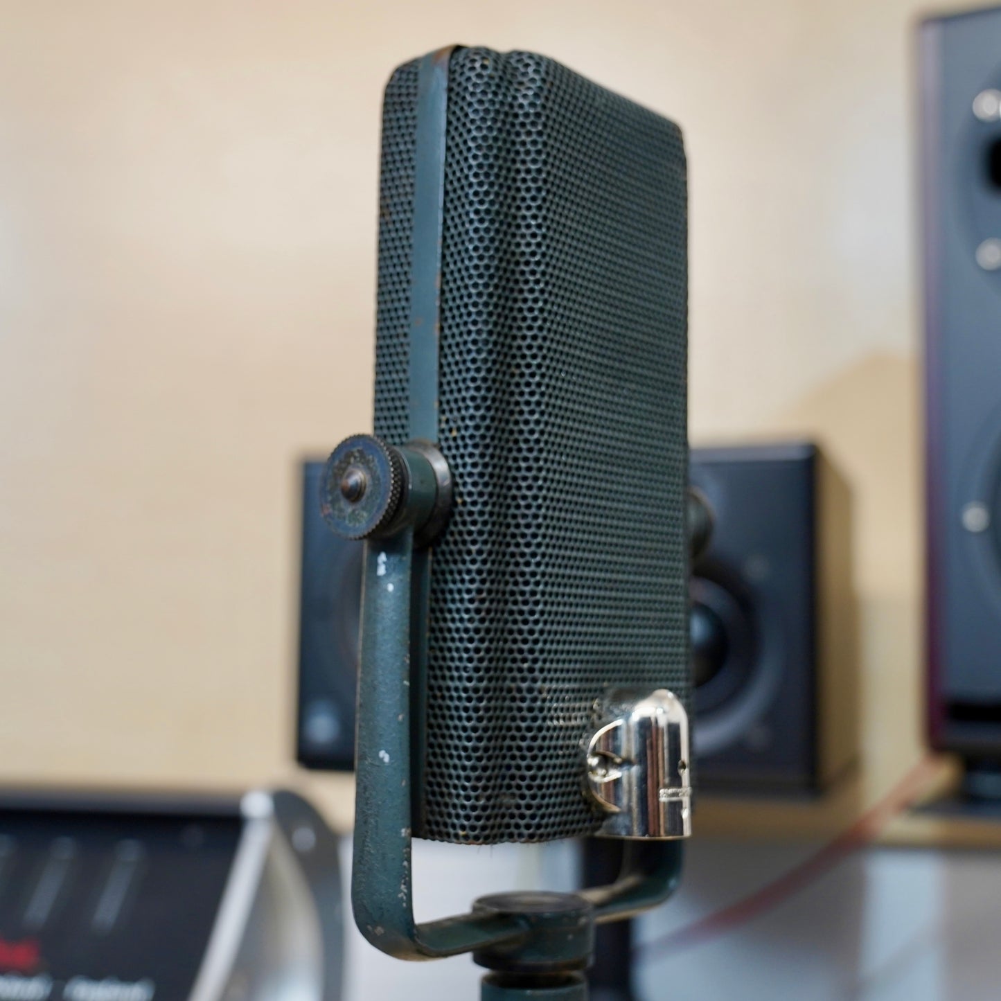 Melodium 42B Ribbon Microphone