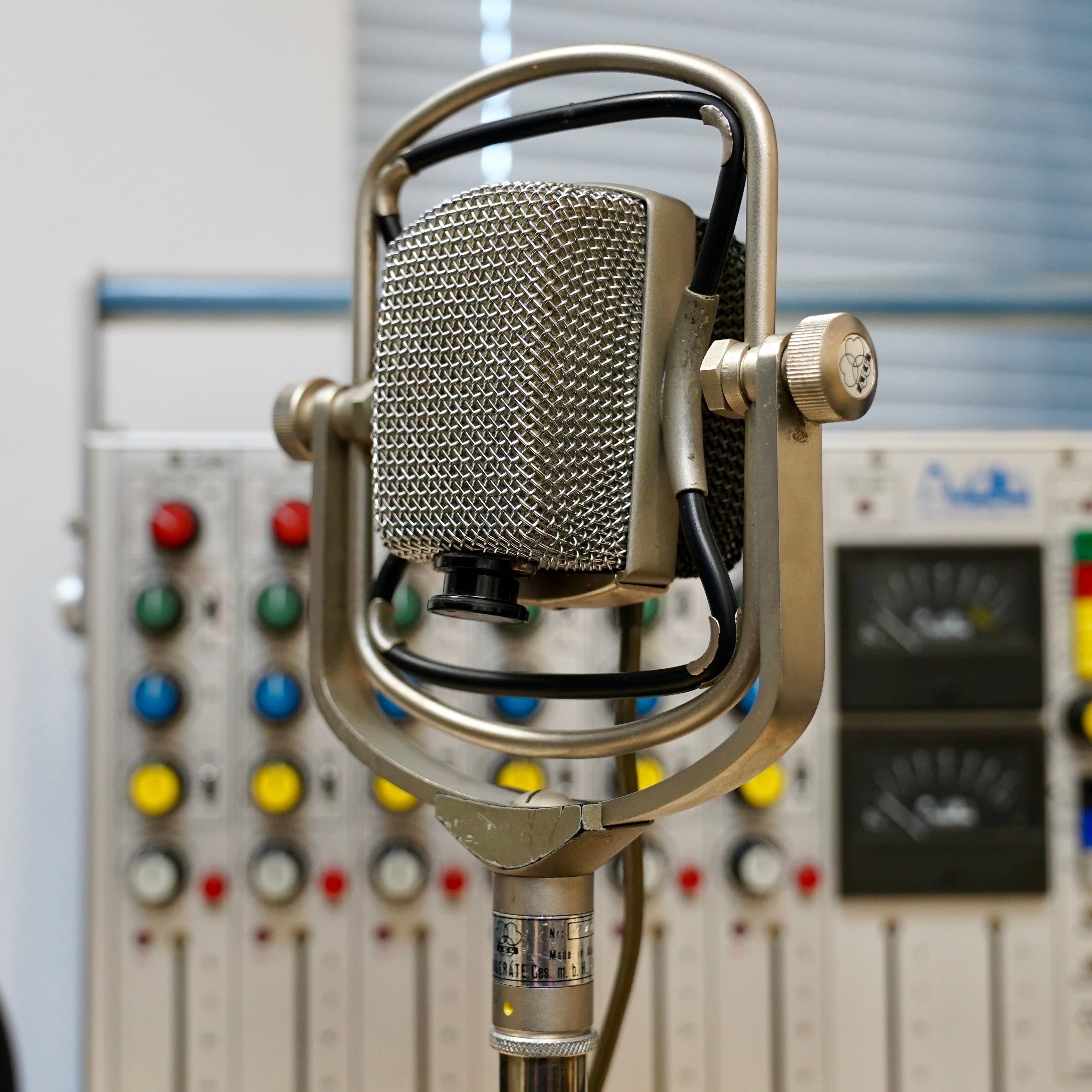 AKG D25