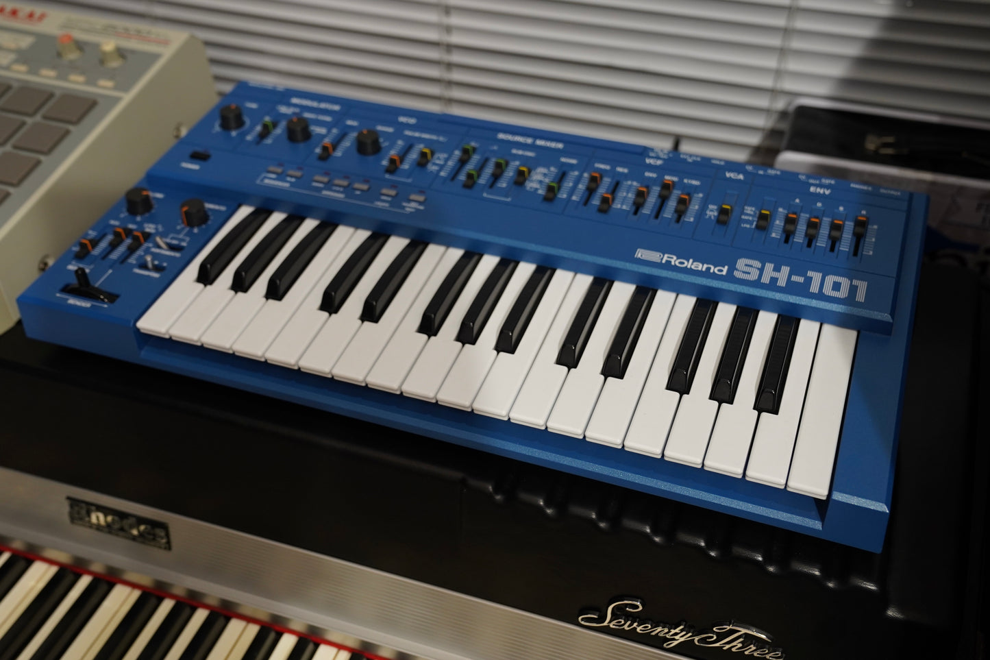 Roland SH-101 (Blue)