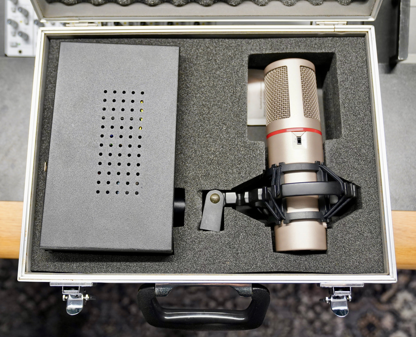 AKG Solidtube